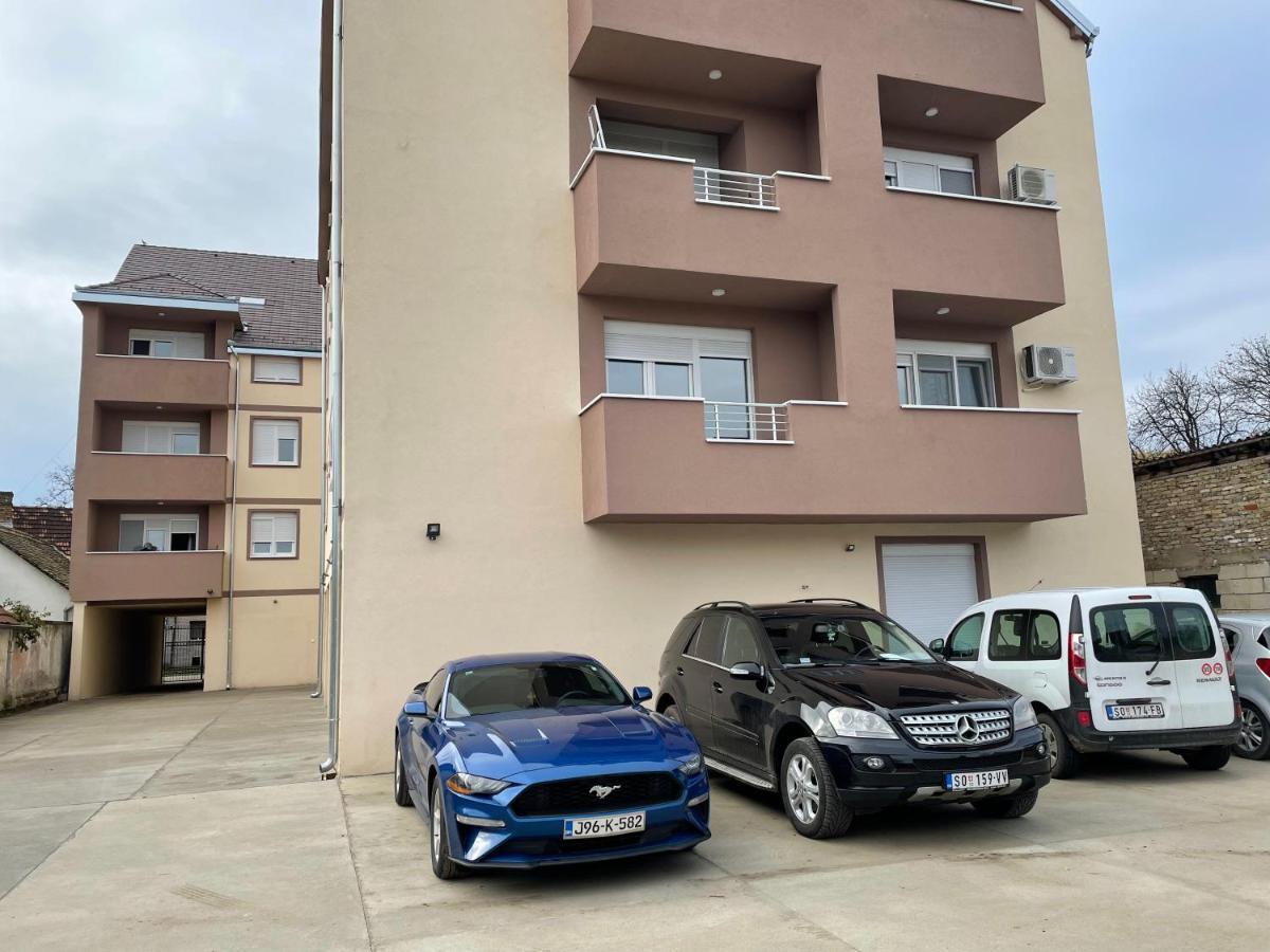 Apartmani Sombor Esterno foto